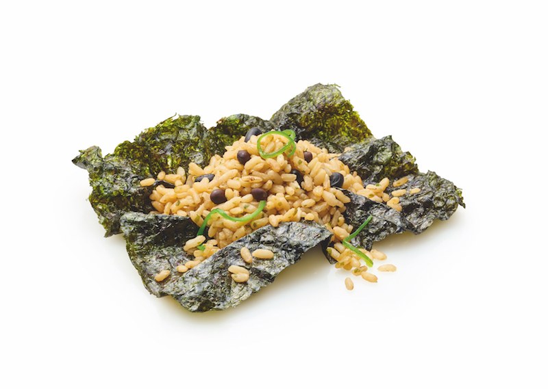 Riso ribe con fagioli e alga nori e tè verde freddo fatto in casa