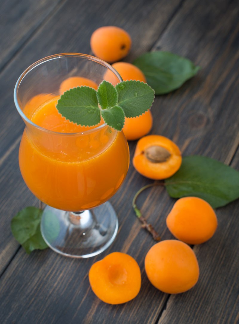 Brindare a Ferragosto con un cocktail al succo di albicocca bio
