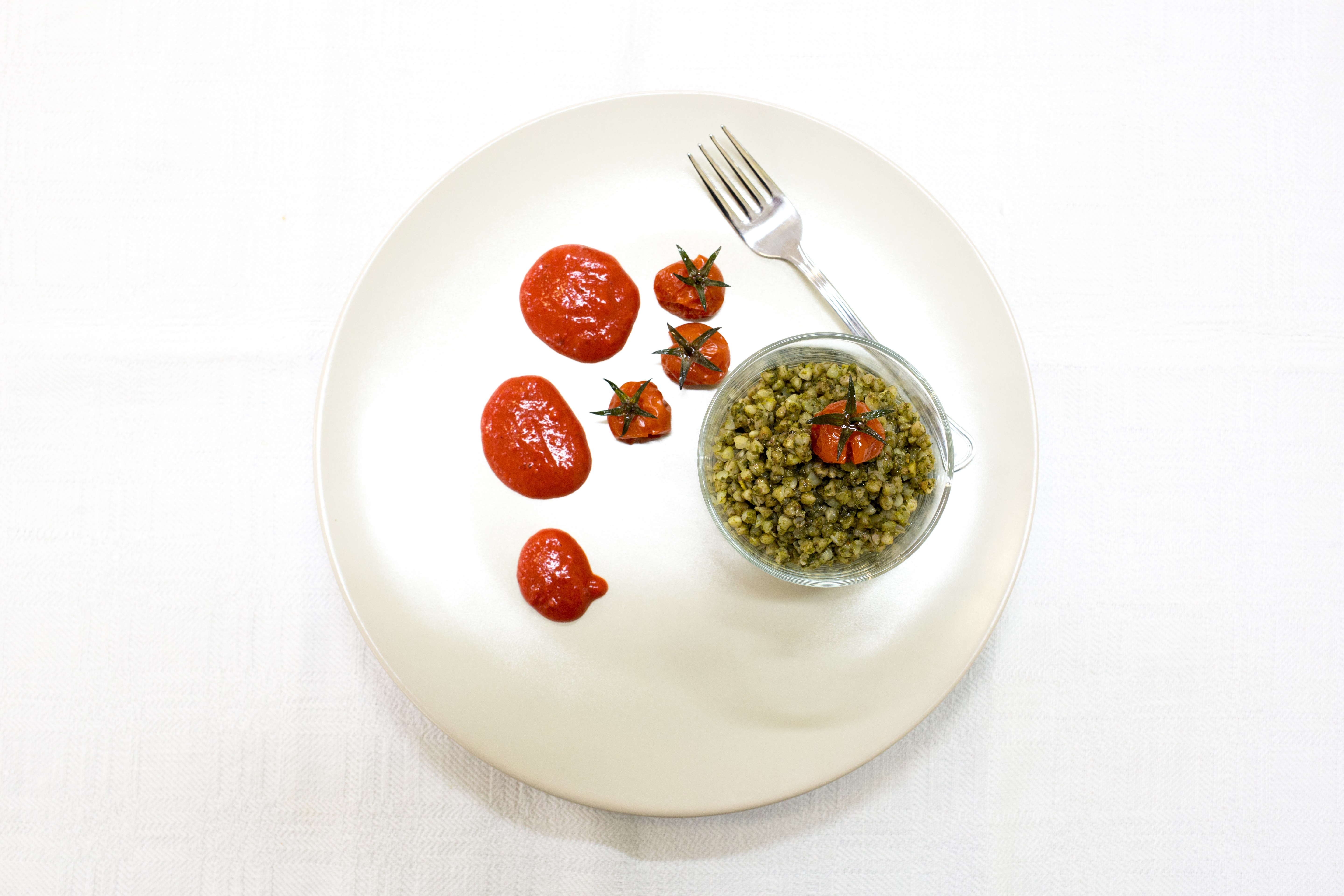 Grano saraceno spinaci e mandorle con crema di pomodorini confit