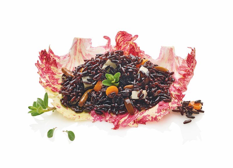 Insalata di riso nero con tofu e olive: fai il pieno di gusto!